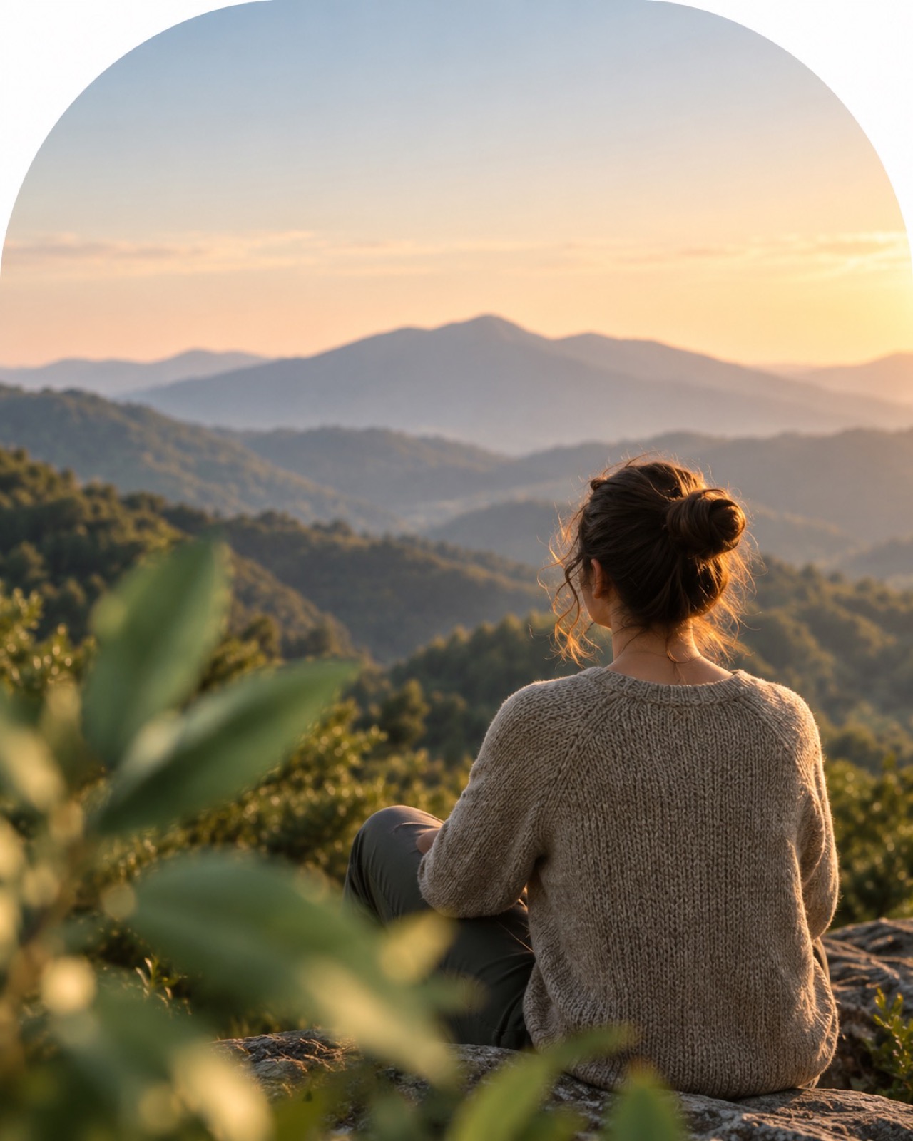 Una persona contemplando un paisaje de montaña al atardecer